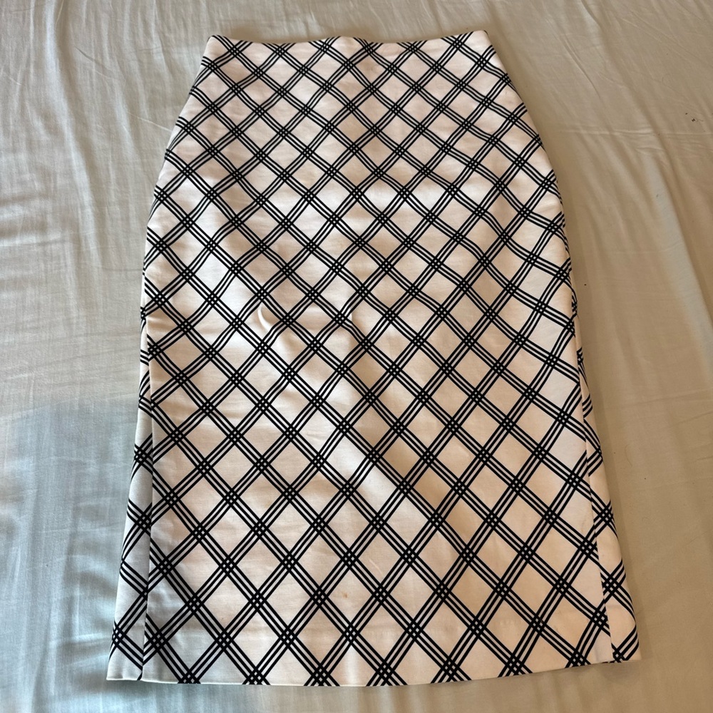 Elegant Black and White Checkered Skirt